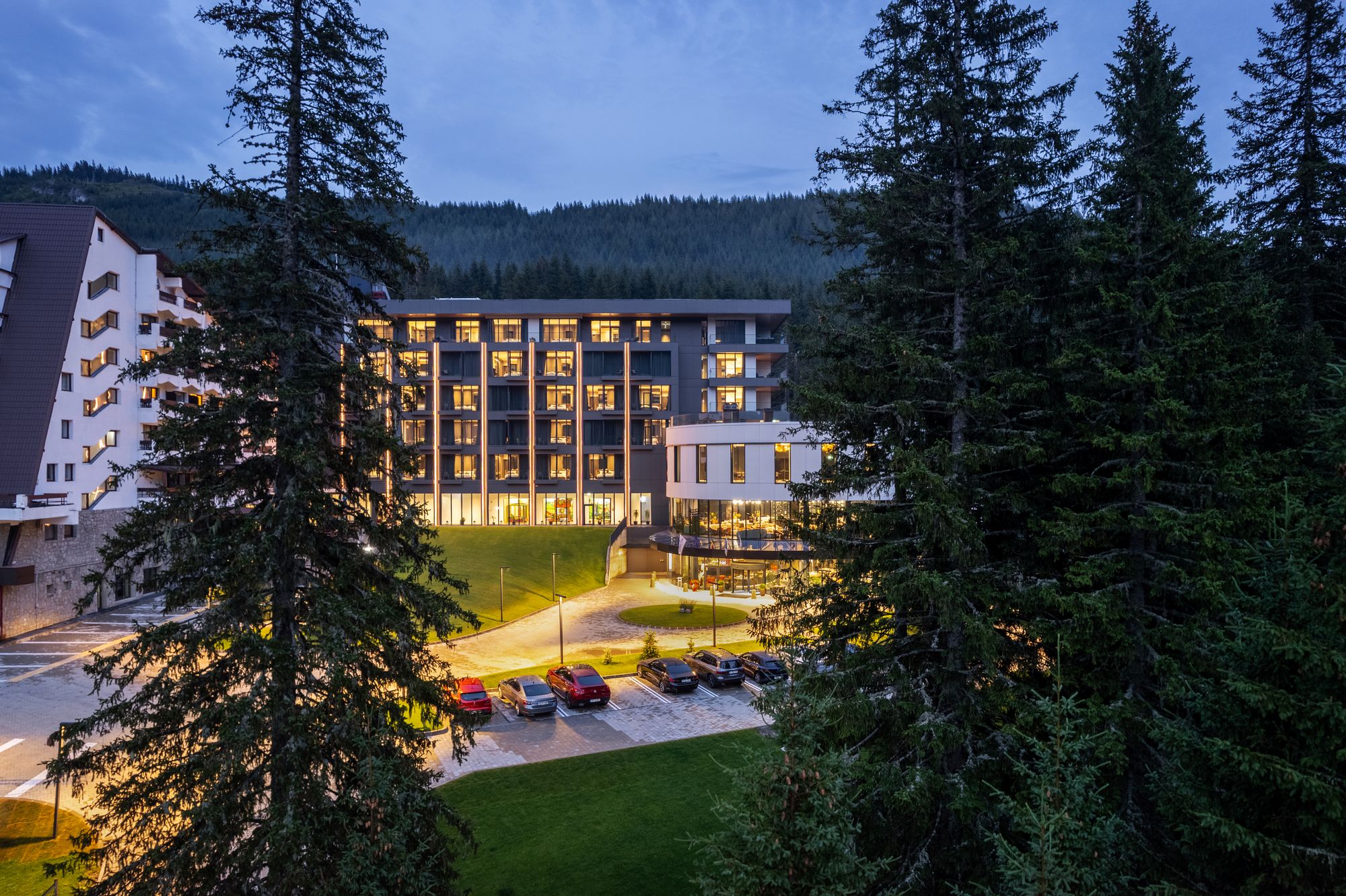 Hotel Peștera și Munții Bucegi, vedere aeriană